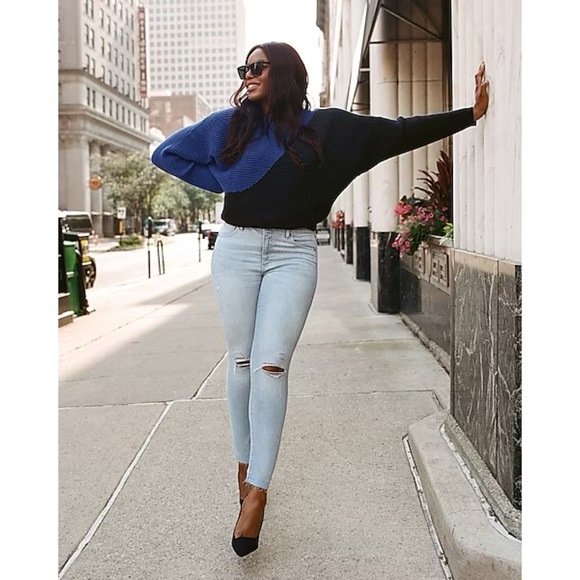 Express Mid Rise Light Wash Ripped Raw Hem Skinny Jeans 12R - Picture 6 of 6